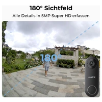 Eine Kamera mit 180° Sichtfeld zeigt einen Garten mit einem Mann beim Gehen. Text: '180° Sichtfeld. Alle Details in 5MP Super HD erfassen'.
